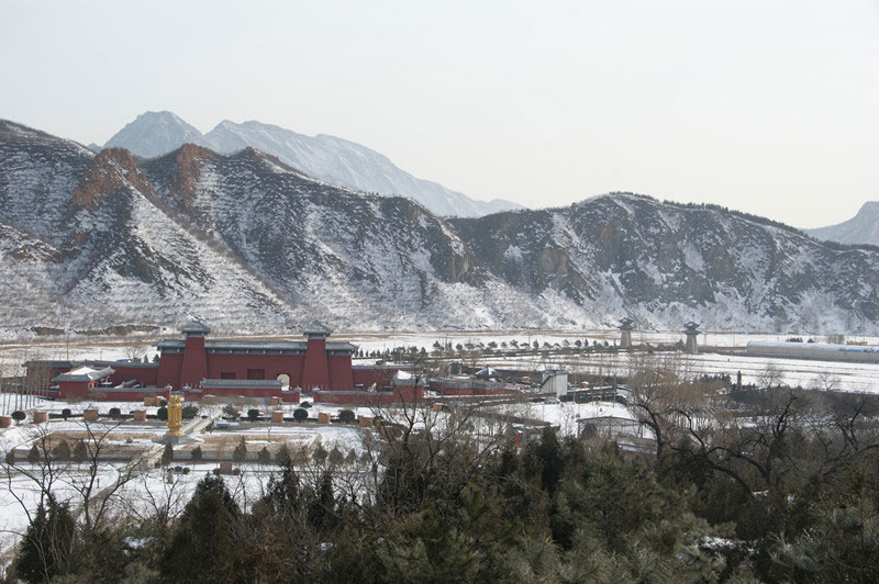 “凤凰山陵园远观雪景